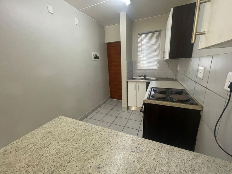 GROUND FLOOR APARTMENT FOR SALE IN ROOIHUISKRAAL NORTH!!! - Photo 4