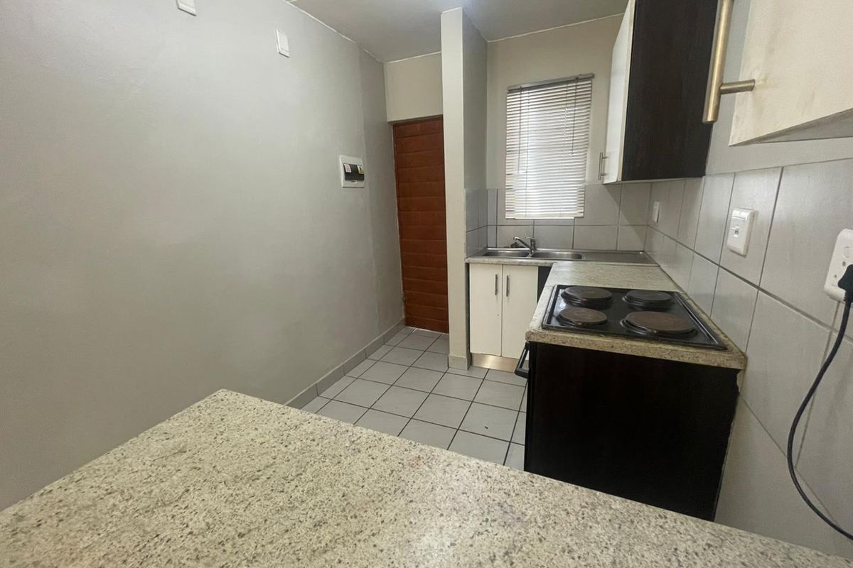 GROUND FLOOR APARTMENT FOR SALE IN ROOIHUISKRAAL NORTH!!! - Photo 4