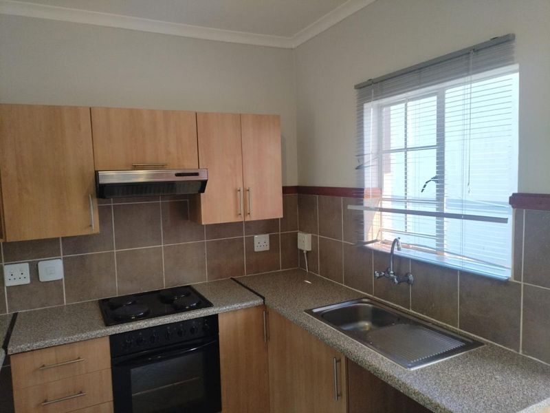 Secure & Spacious 2 Bedroom First Floor Apartment - Photo 3
