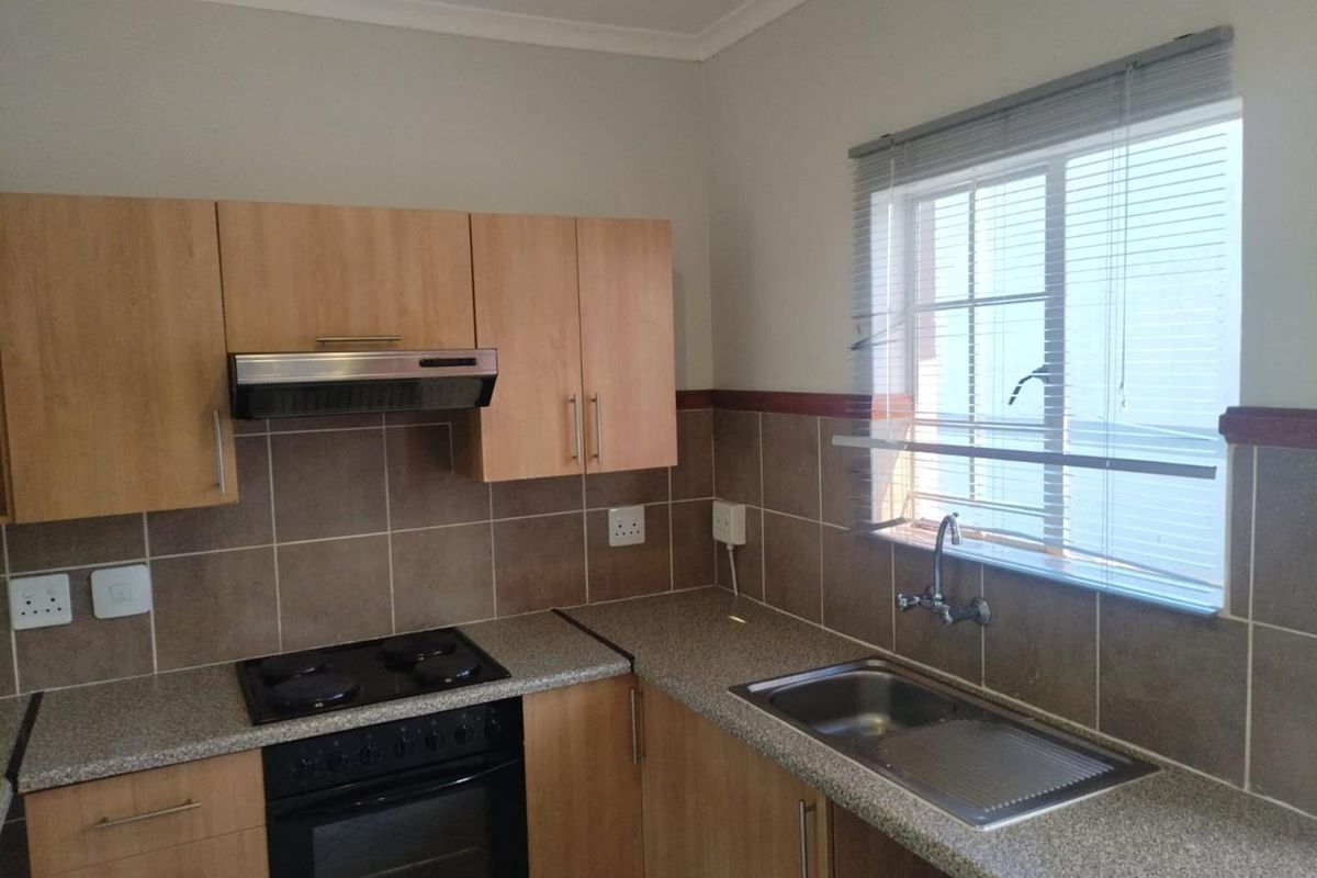 Secure & Spacious 2 Bedroom First Floor Apartment - Photo 3