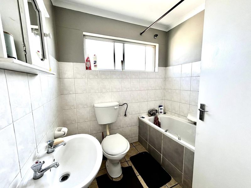 2 Bedroom Apartment For Sale in Pionierspark - Photo 7