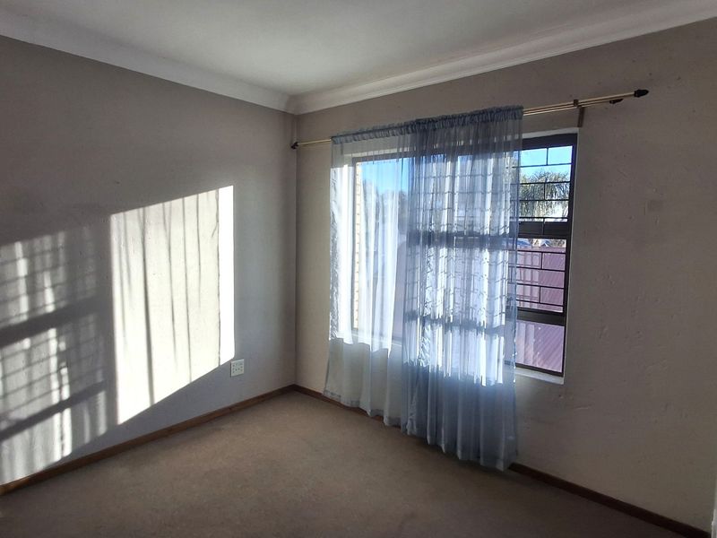 Small secure estate with full tittle properties - Photo 8