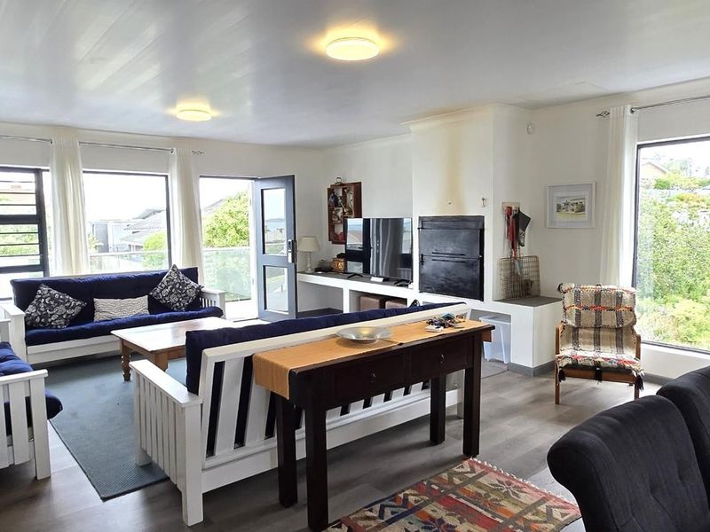 Luxury Franskraal home 100 metres from shoreline, offering turnkey living, secure garages, solar power, and sea views. - Photo 10