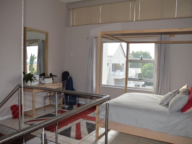 STUNNING DOUBLE VOLUME LOFT APARTMENT IN CRAIGHALL PARK - Photo 2