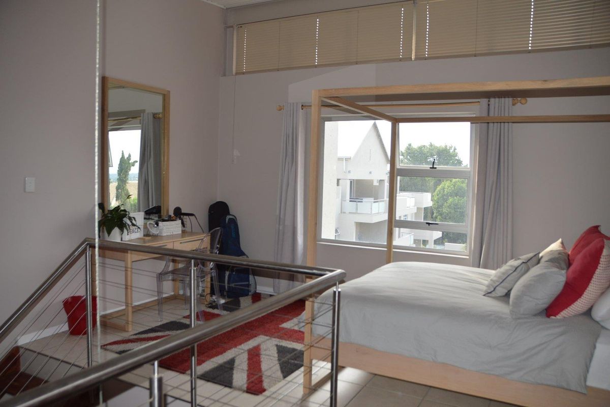 STUNNING DOUBLE VOLUME LOFT APARTMENT IN CRAIGHALL PARK - Photo 2