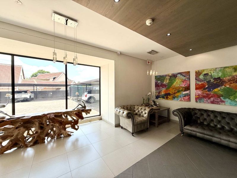 Parkmore Perfection: Exquisite 2-Bedroom with Private Garden - Photo 2