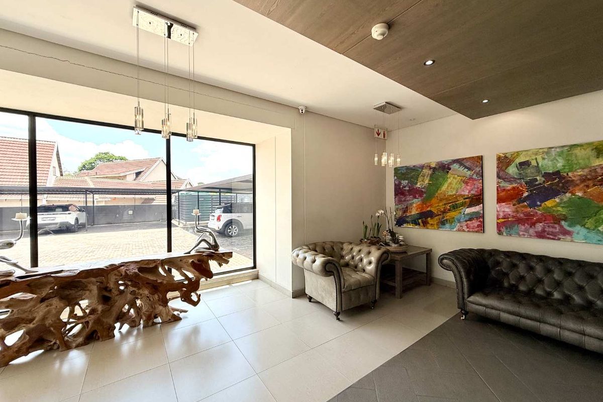 Parkmore Perfection: Exquisite 2-Bedroom with Private Garden - Photo 2