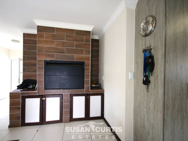 Spacious 3-Bed Home with BBQ & Triple Garage! - Photo 4