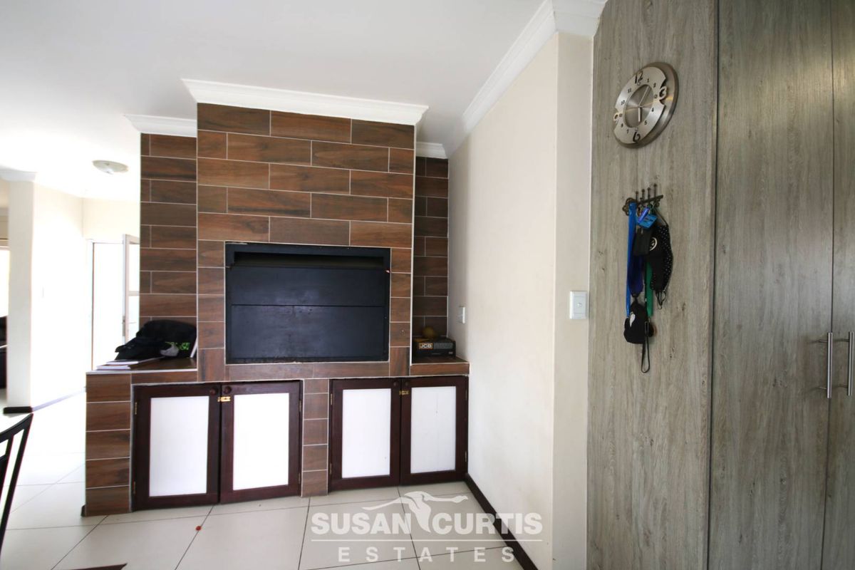 Spacious 3-Bed Home with BBQ & Triple Garage! - Photo 4
