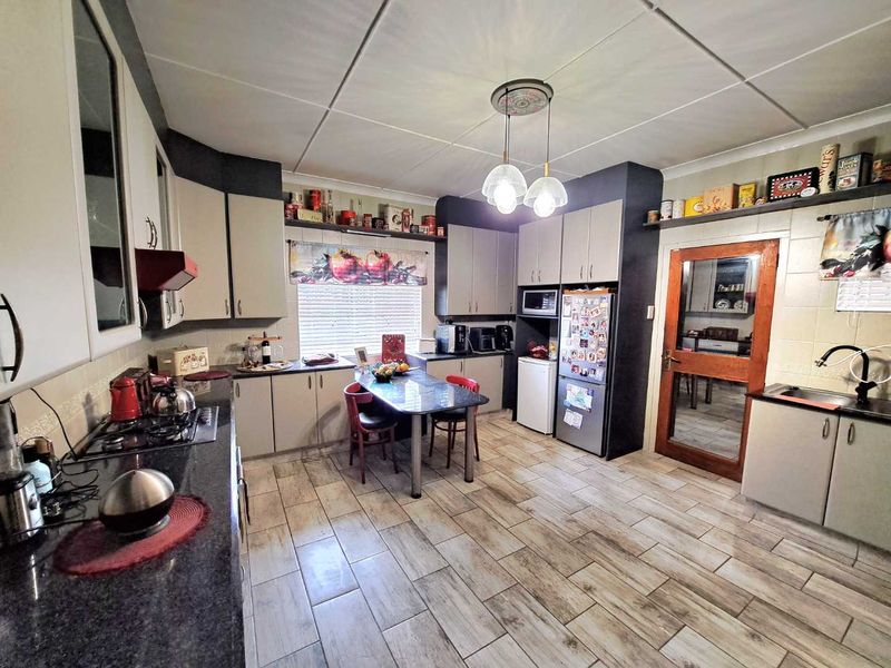 4 Bedroom Home for Sale in Cinderella - Photo 4