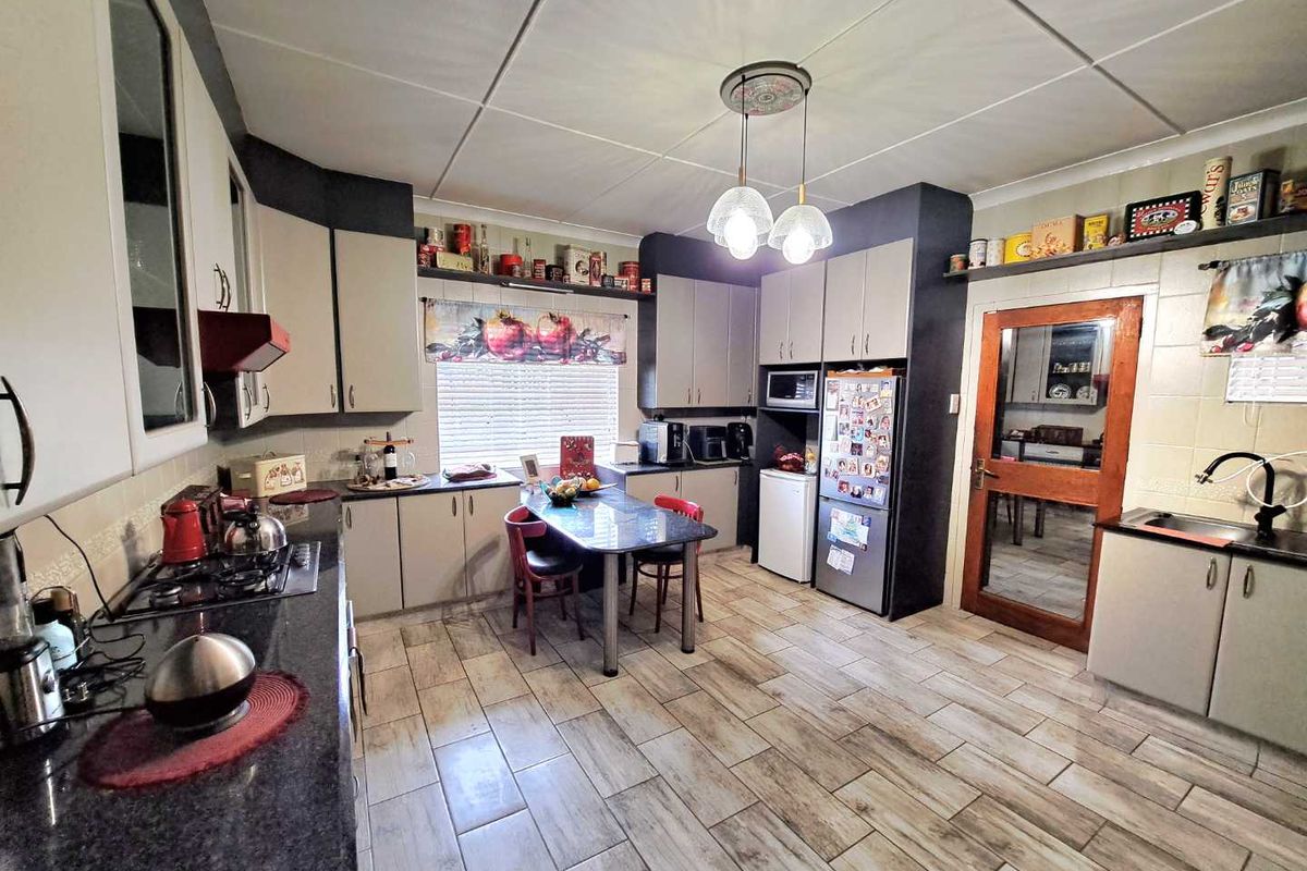 4 Bedroom Home for Sale in Cinderella - Photo 4