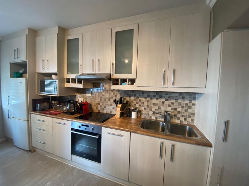 Airbnb friendly or Lock-up-and-Go Apartment with Garage - Photo 2