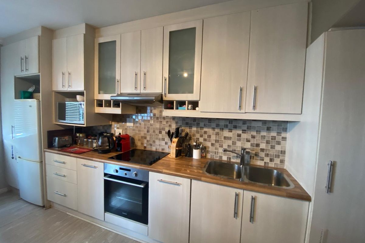 Airbnb friendly or Lock-up-and-Go Apartment with Garage - Photo 2