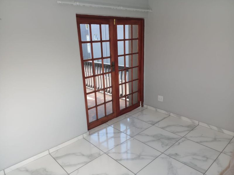 Step into this neat and well-designed 2-bedroom flat, offering a comfortable and low-maintenance lifestyle ideal for modern living. - Photo 3