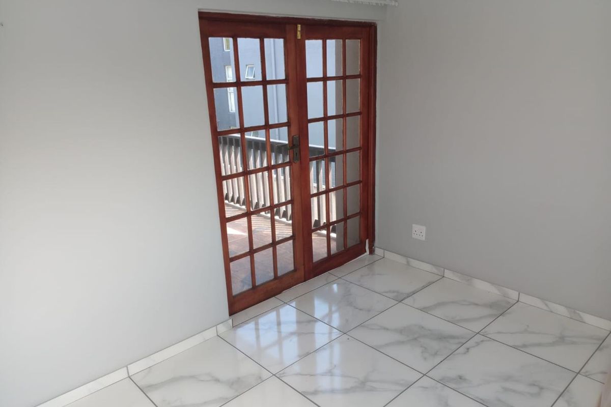 Step into this neat and well-designed 2-bedroom flat, offering a comfortable and low-maintenance lifestyle ideal for modern living. - Photo 3