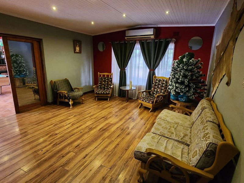 8 Bedroom Property | Main House + 2 Separate Townhouses | Exceptional Investment Opportunity - Photo 8