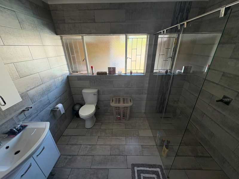 Investor's Dream Home - 5 Bedroom Energy Efficient Home with Large Flatlet and Pool - Photo 9