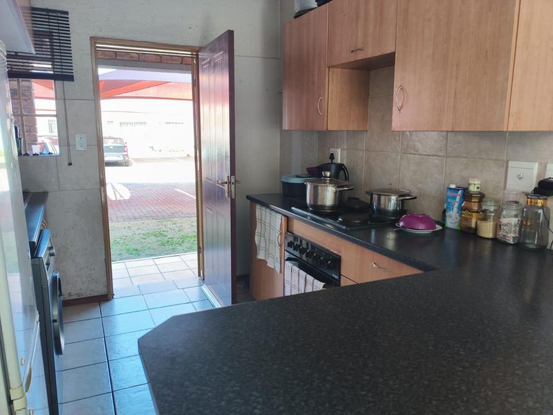2 bedroom ground floor unit, walking distance from Eastrand Mall and from Witdeep Primary school! - Photo 3