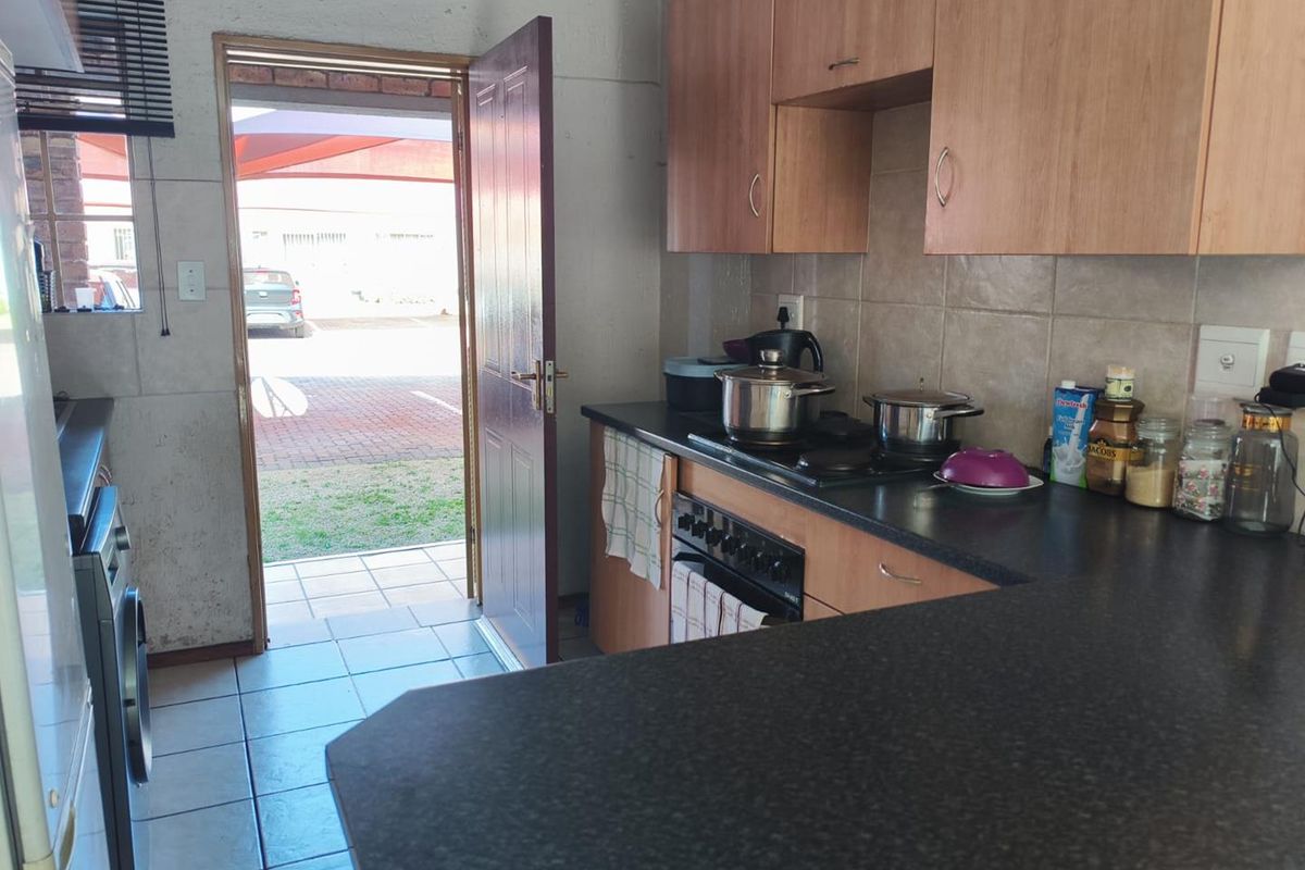 2 bedroom ground floor unit, walking distance from Eastrand Mall and from Witdeep Primary school! - Photo 3