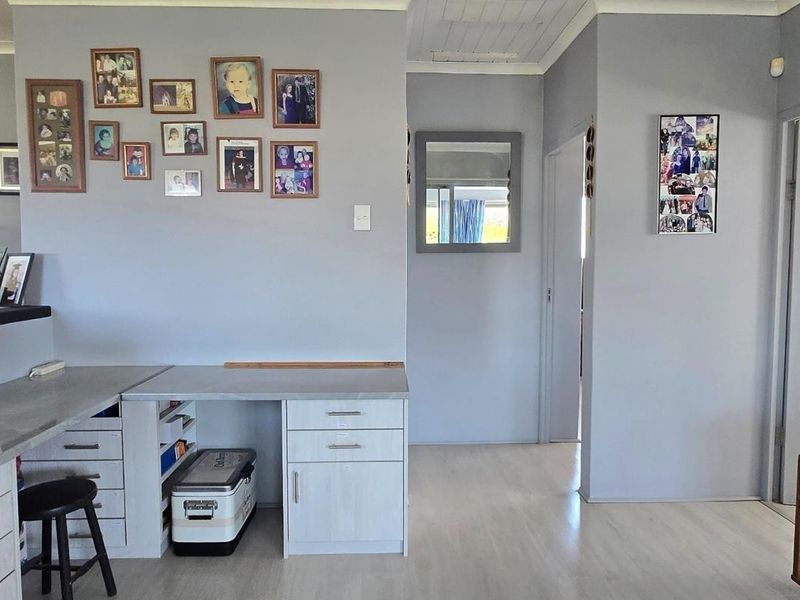 Spacious 5-Bedroom Family Home with Dual Living Options and Breath-taking Views – Klipfontein Estate, Kleinbaai - Photo 6