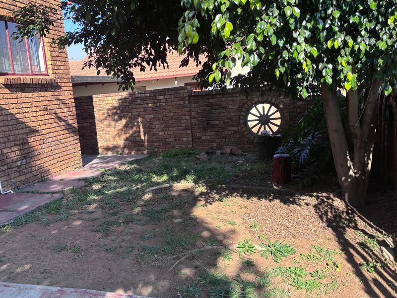 3 BEDROOM FAMILY HOME - Photo 2