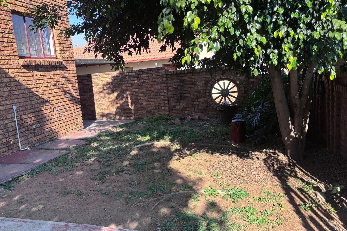 3 BEDROOM FAMILY HOME - Photo 2