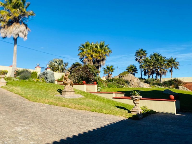 FOR SALE- MASSIVE 4 BEDROOM HOUSE IN LUDERITZ, NAMIBIA - Photo 3