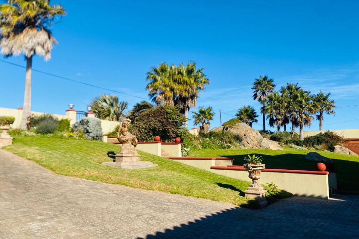 FOR SALE- MASSIVE 4 BEDROOM HOUSE IN LUDERITZ, NAMIBIA - Photo 3