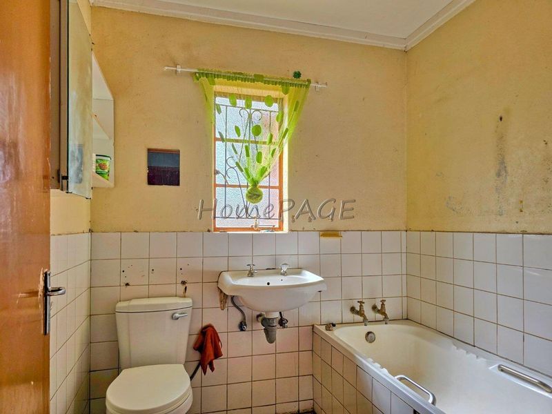 Outjo:  Basic Family Home with flat and double Garage for Sale - Photo 8