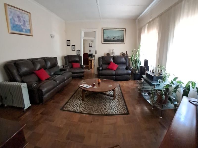 4 Bedroom home with cottage to generate extra income - Photo 8