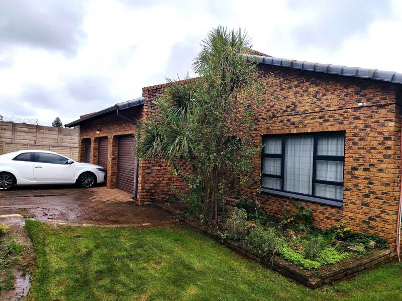 Beautiful Facebrick Family Home in Sought-After Pomona, Kempton Park - Photo 2