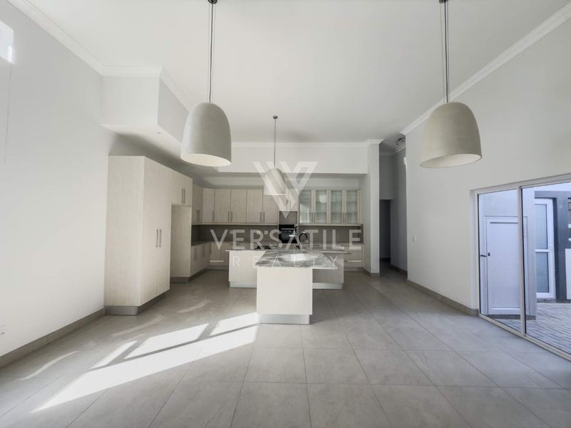 Stunning newly built home, walking distance from the sea and shopping mall. - Photo 9