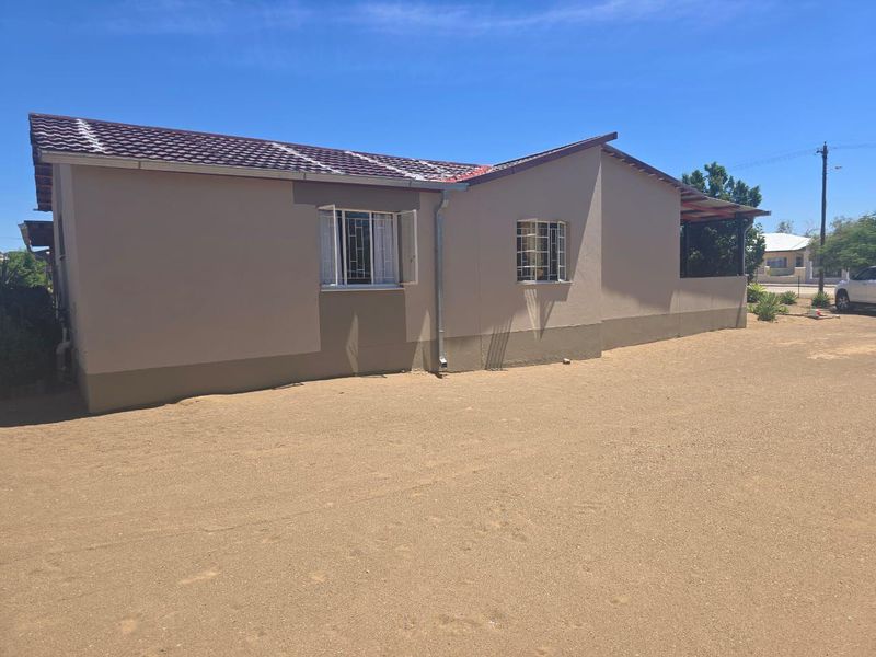 Keetmanshoop Westdene Ext 2: For Sale Neat 4 Bedroom House - Photo 7