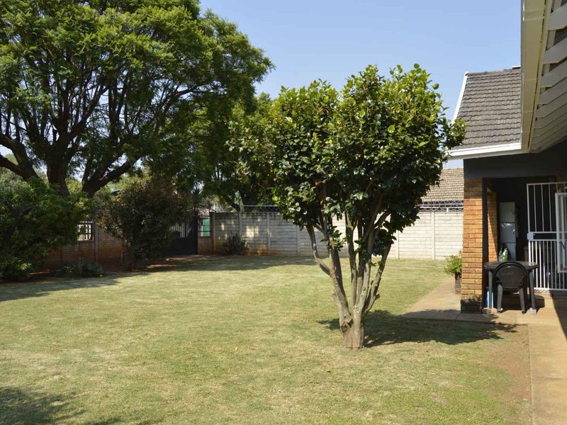 A Home Where Sophistication Meets Comfort - Photo 6