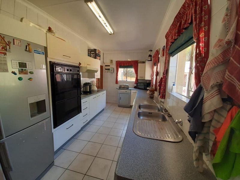 Spacious Family Home with Flatlet, Pool & Prime Location - Photo 4