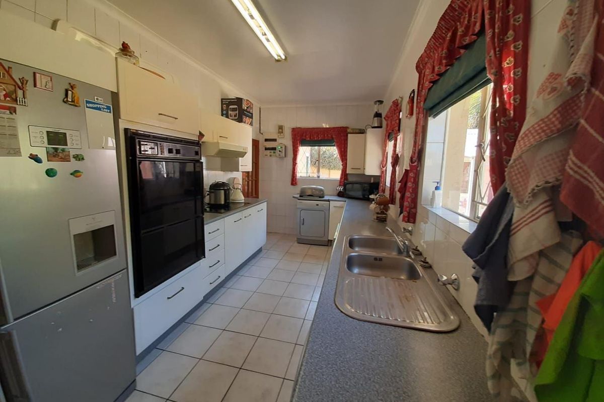 Spacious Family Home with Flatlet, Pool & Prime Location - Photo 4