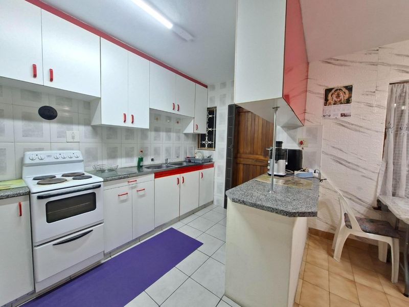 Welcome to your dream home nestled in the heart of Reservoir Hills, Durban. - Photo 3