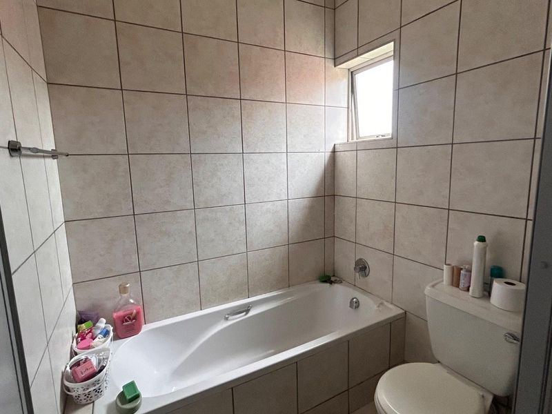 Immaculate 2-Bedroom Apartment at The Wedge, Esther Park - Photo 10