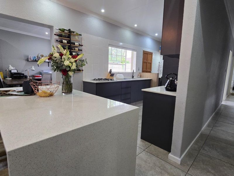 4 Bedroom House for Sale in Verwoerdpark - Photo 8