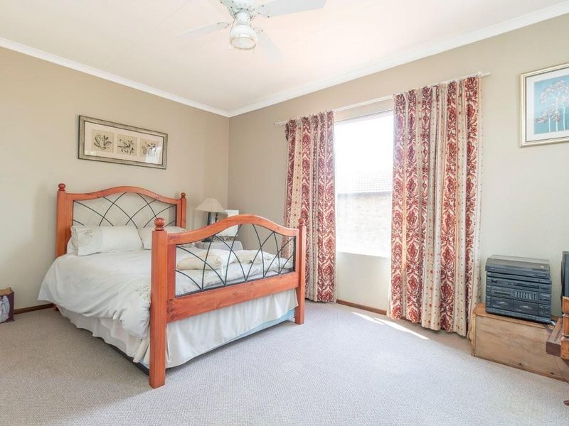 ACCENT ON CONVENIENCE IN A SECURE COMPLEX! - Photo 8