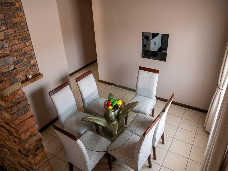Beautifully Renovated Four-Bedroom Home With Pool And Lapa - Photo 9