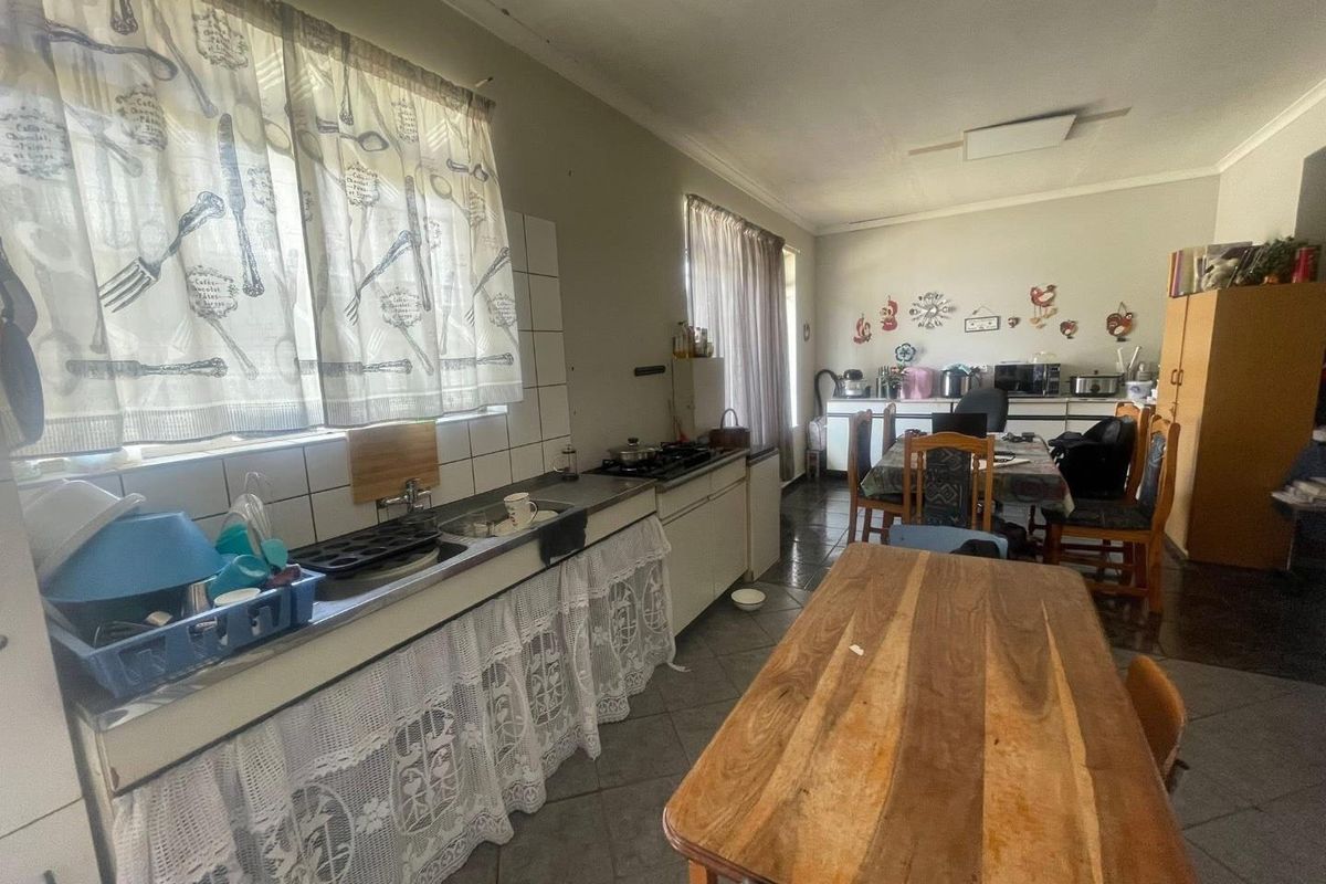 OLD ACADEMIA GOLDEN OLDIE AWAITING TO BE TRANSFORMED - Photo 4