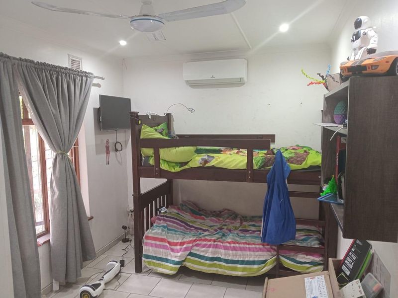 Family Home in Arboretum: Spacious Living, Lush Garden - Photo 6