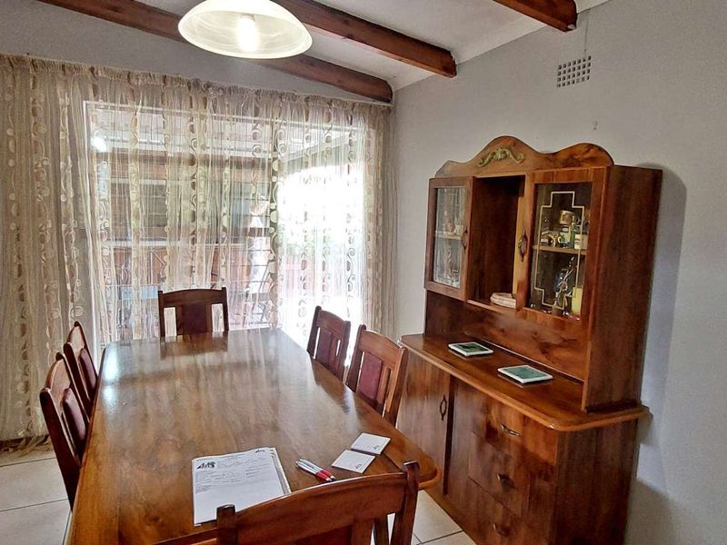 Family home for entertainers, offering extra flatlet - Photo 7