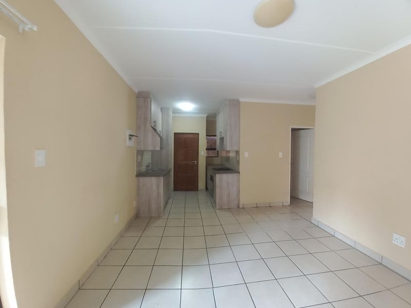 A GROUND FLOOR APARTMENT - Photo 2