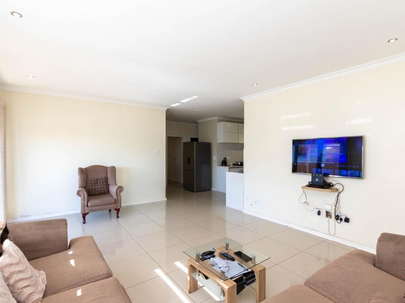 Modern 3 Bedroom House - Photo 4