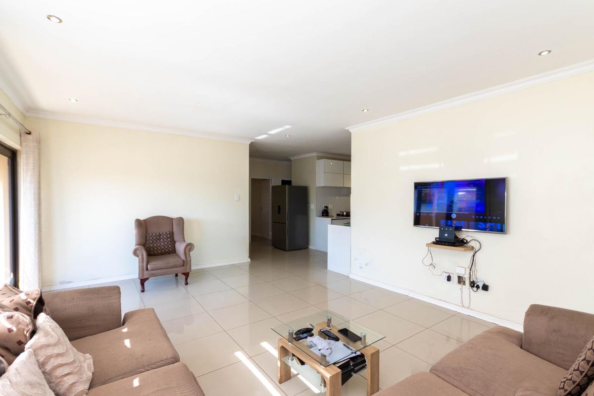 Modern 3 Bedroom House - Photo 4