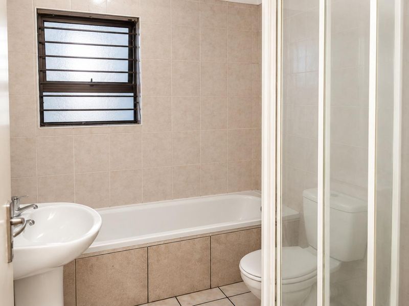 2-Bedroom First Floor Flat in Secure Gated Complex - Photo 5