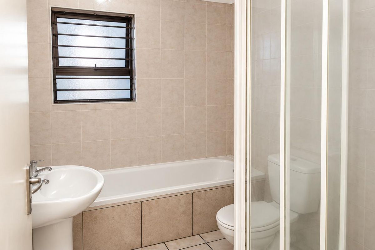 2-Bedroom First Floor Flat in Secure Gated Complex - Photo 5