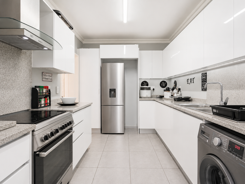 Spacious Family Unit with Guest Suite, Modern Finishes & Stunning Leafy Outlook - Photo 6